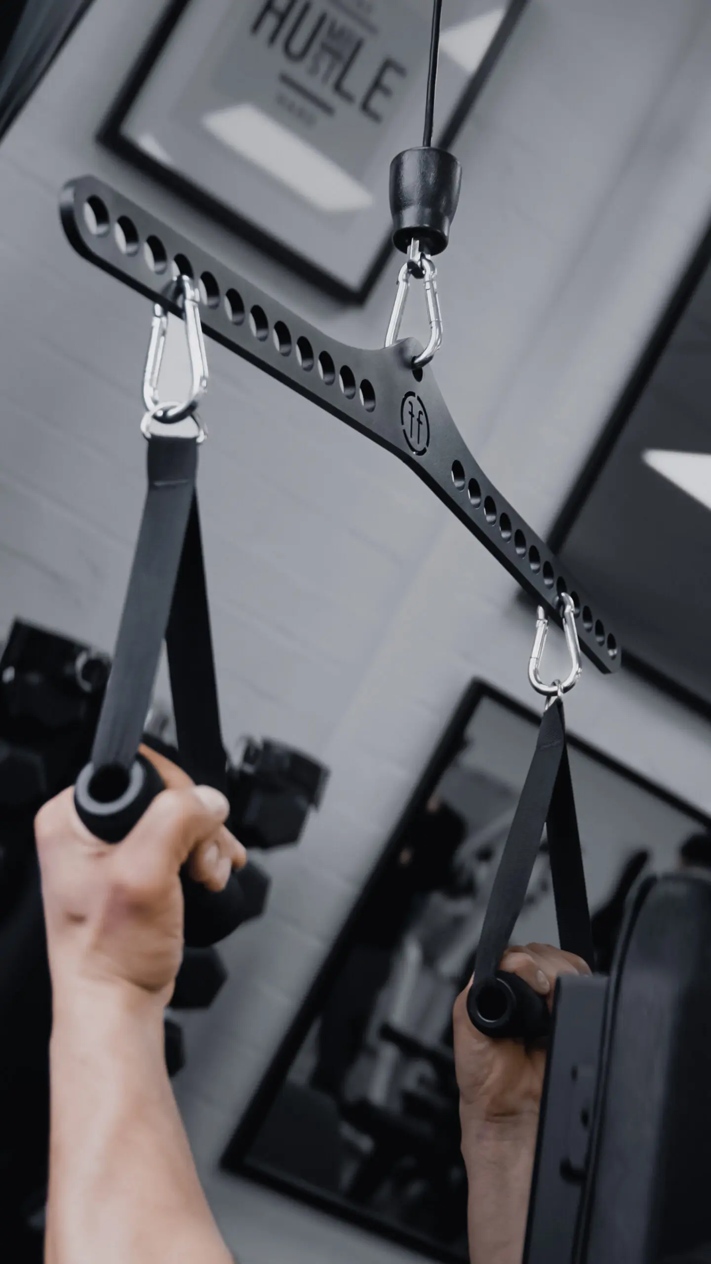 pulldown. close up of the forte fitness multigrip pulldown bar