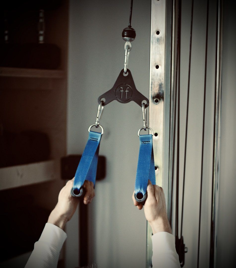 IMG_3136 cable pulley adapter,single to dual cable pulley adapter,cable machine adapters,body building adapters,caribiner adapter