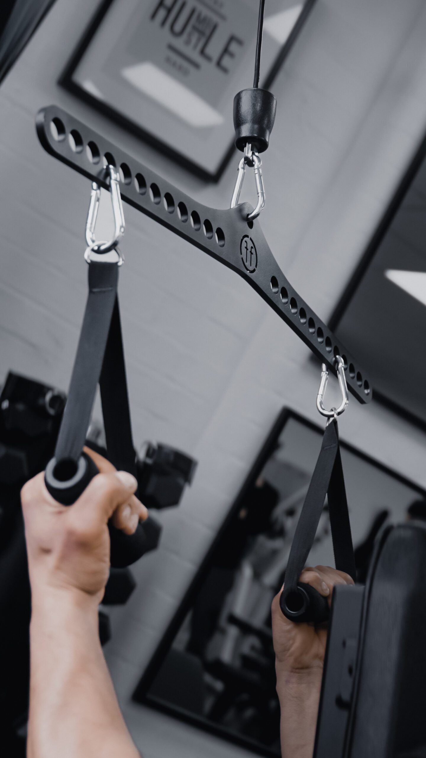 pulldown. close up of the forte fitness multigrip pulldown bar